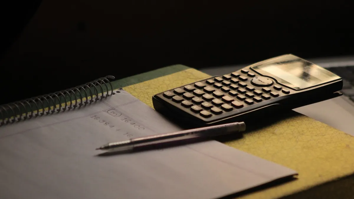 Calculatrice, carnet et stylo
