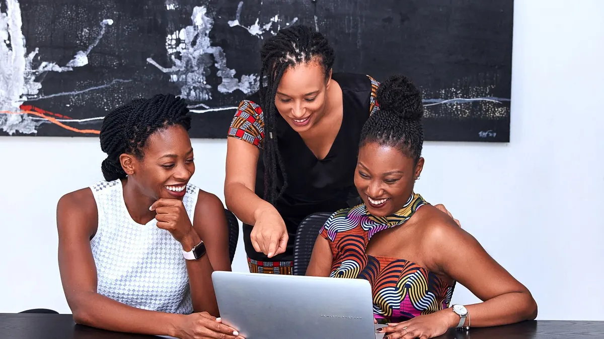 Trois professionnelles collaborent autour d’un ordinateur