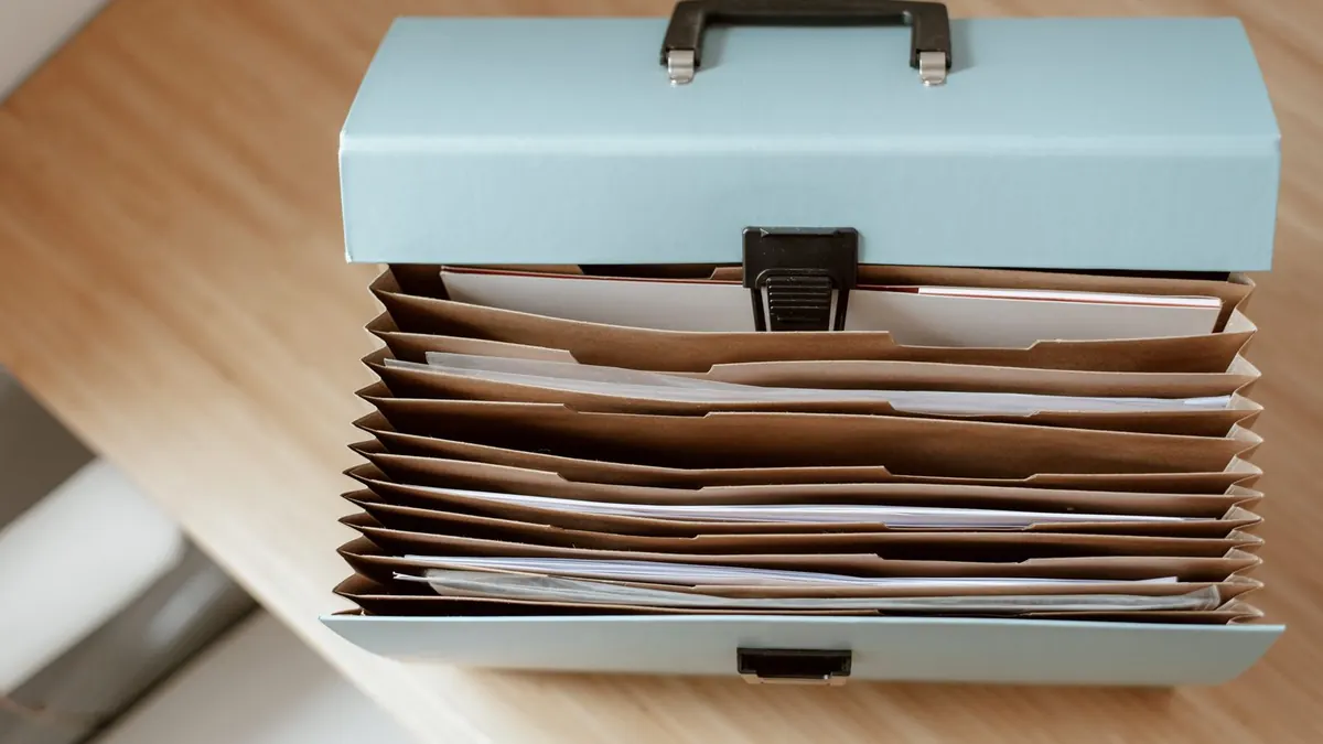 Dossiers classés dans un porte-documents