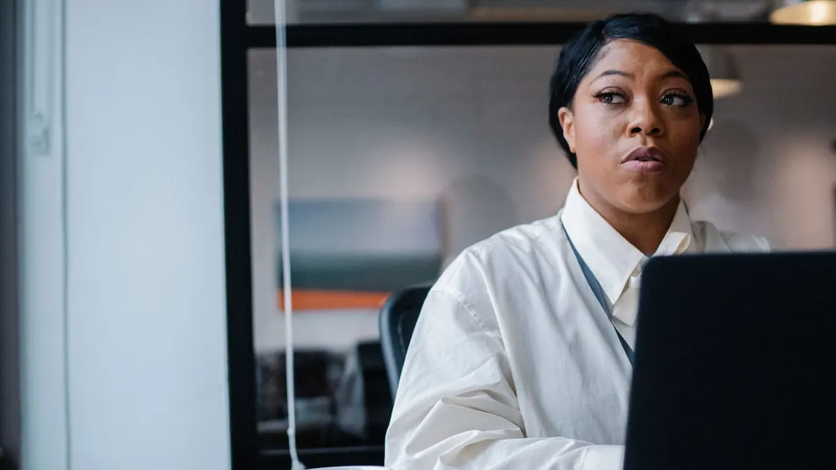 Professionnelle consultant son ordinateur au bureau