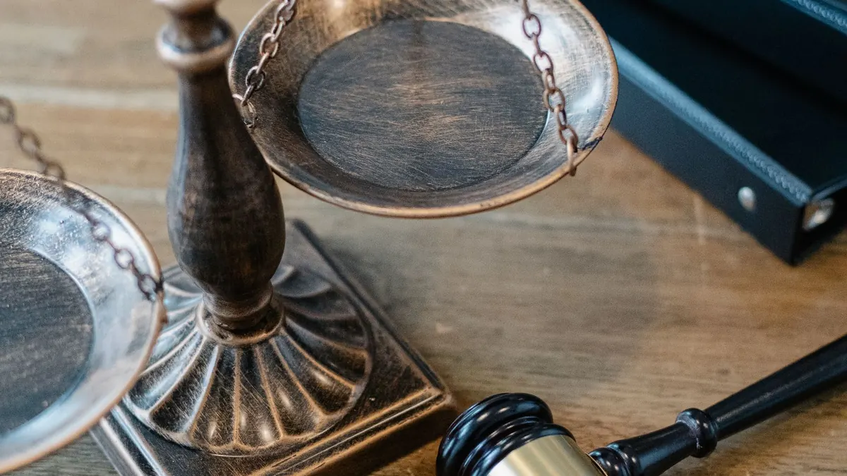 Balance de justice et ouvrages juridiques
