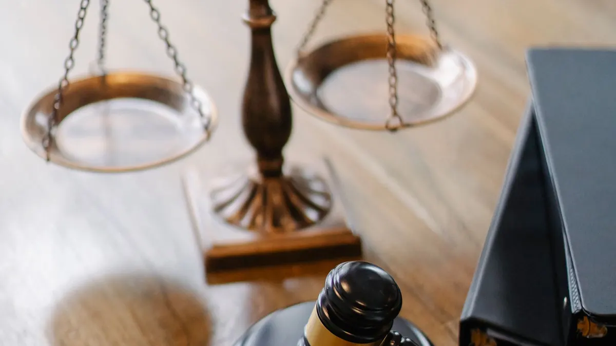 Balance et marteau de justice sur un bureau
