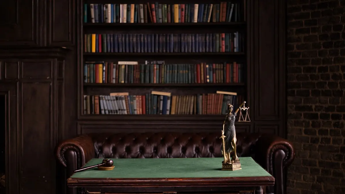 Bibliothèque juridique et symboles de justice