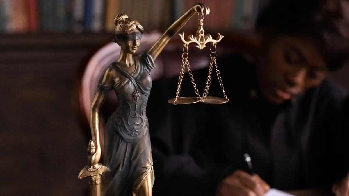Statue de la justice auprès de documents juridiques