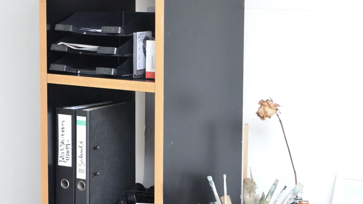 Rangement de dossiers dans un espace de travail