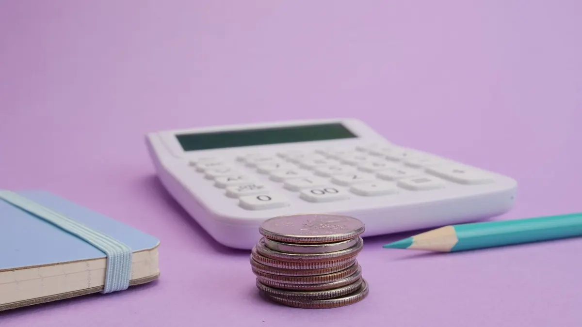 Calculatrice et pièces sur un bureau