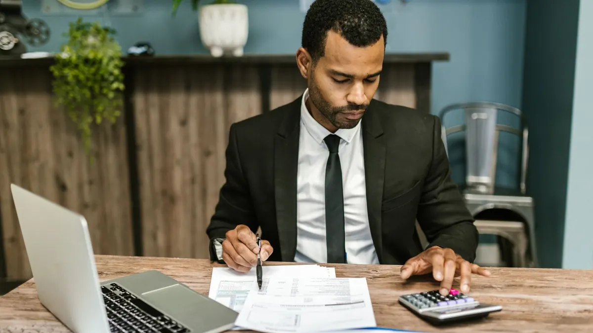 Professionnel travaillant sur sa comptabilité