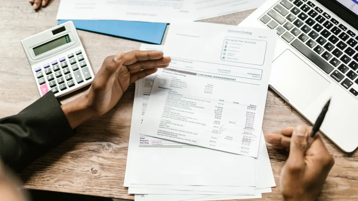 Examen de documents financiers avec une calculatrice