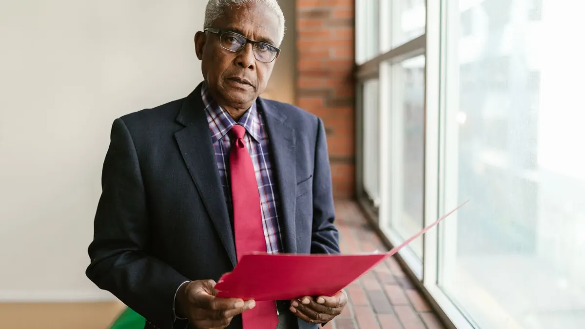 Professionnel consultant un dossier