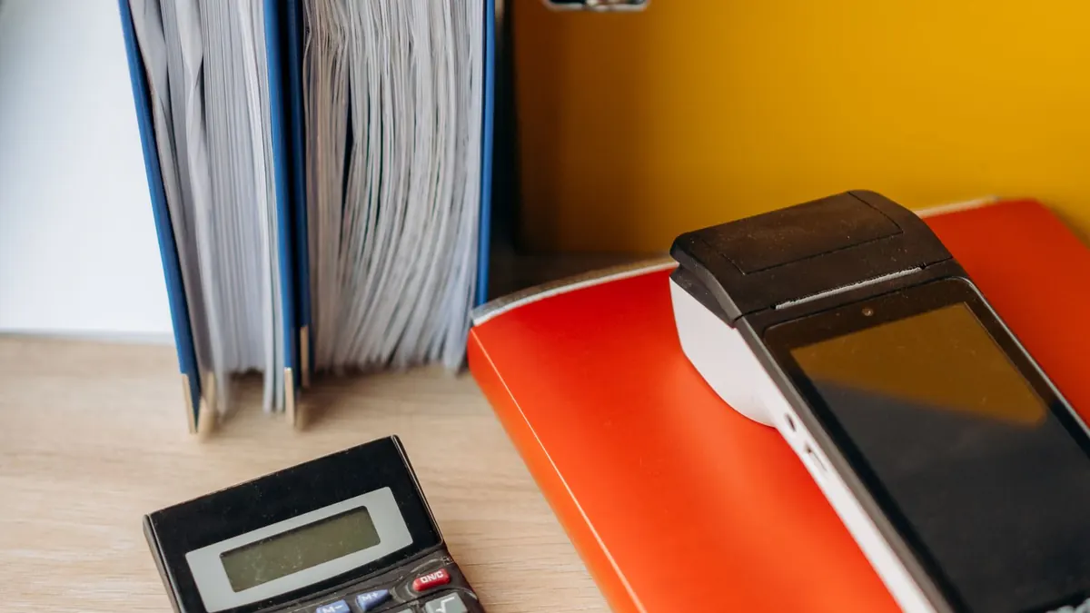 Classeurs, dossiers et calculatrice